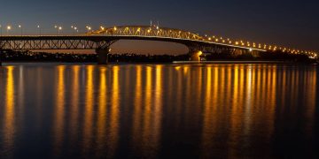 Com 1.020 metros de extensão e 43 metros de vão livre, a ponte em Auckland é uma das obras de infraestrutura mais movimentadas da Nova Zelândia