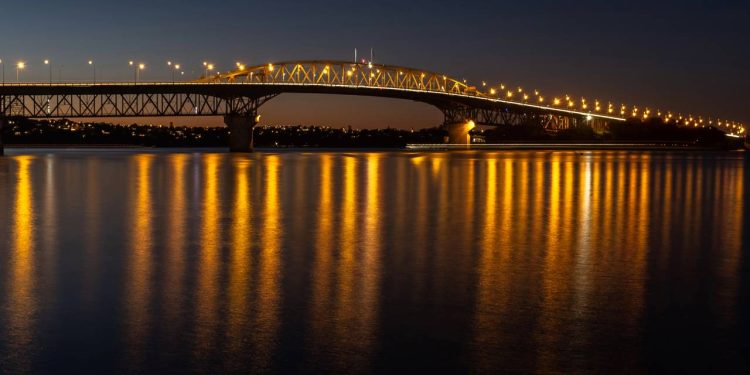 Com 1.020 metros de extensão e 43 metros de vão livre, a ponte em Auckland é uma das obras de infraestrutura mais movimentadas da Nova Zelândia