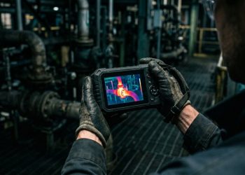 Encontrar fugas invisíveis de energia em fábricas garante 12 mil reais e reduz a conta de luz a metade