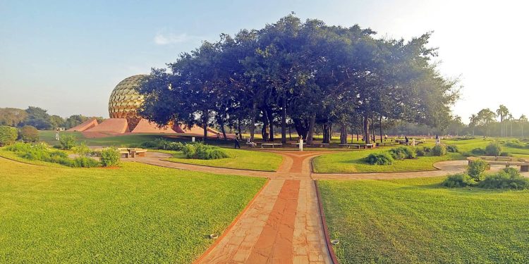 A utópica cidade experimental na Índia com 3000 moradores que aboliu completamente o uso de dinheiro a política e as religiões