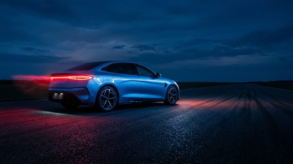 Aceleração de superesportivo com baixo custo de energia faz este sedã chinês ser o terror das pistas