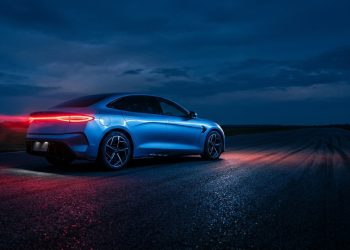 Aceleração de superesportivo com baixo custo de energia faz este sedã chinês ser o terror das pistas