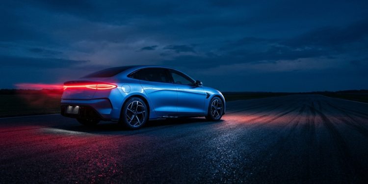 Aceleração de superesportivo com baixo custo de energia faz este sedã chinês ser o terror das pistas