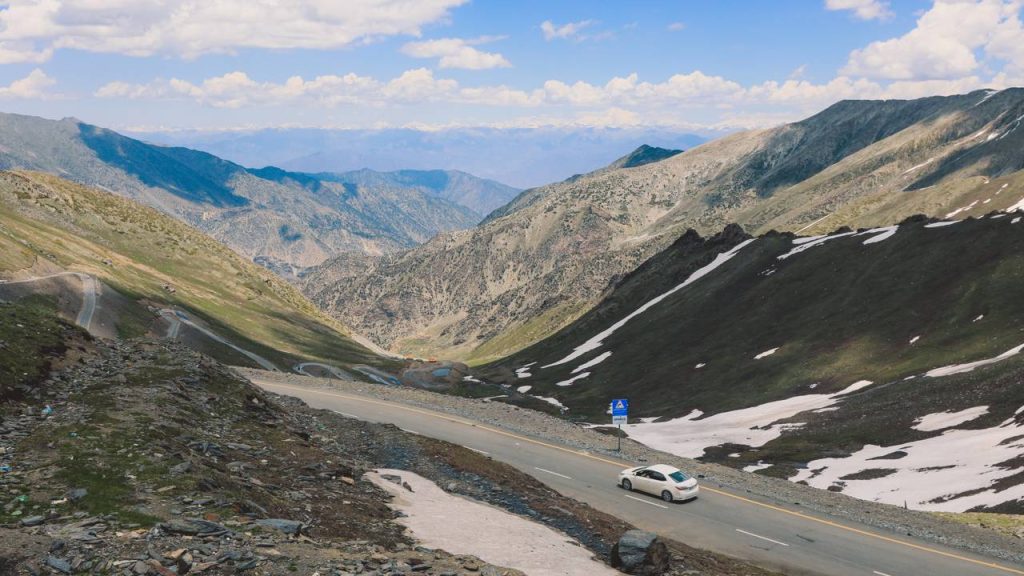 Com 4.173 metros de altitude, a passagem no Paquistão destaca-se como um marco da engenharia em alta montanha no Himalaia Ocidental