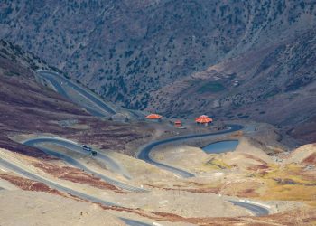 Com 4.173 metros de altitude, a passagem no Paquistão destaca-se como um marco da engenharia em alta montanha no Himalaia Ocidental