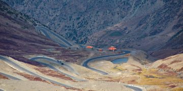Com 4.173 metros de altitude, a passagem no Paquistão destaca-se como um marco da engenharia em alta montanha no Himalaia Ocidental