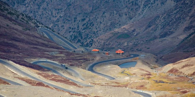 Com 4.173 metros de altitude, a passagem no Paquistão destaca-se como um marco da engenharia em alta montanha no Himalaia Ocidental