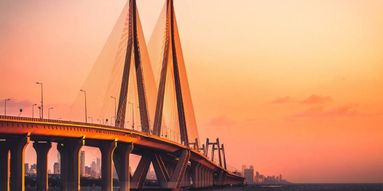 Com 5,6 km de extensão e 90 mil toneladas de cimento, a ponte monumental sobre o mar de Mumbai surge como um milagre da engenharia