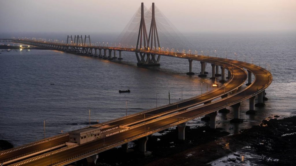 Com 5,6 km de extensão e 90 mil toneladas de cimento, a ponte monumental sobre o mar de Mumbai surge como um milagre da engenharia