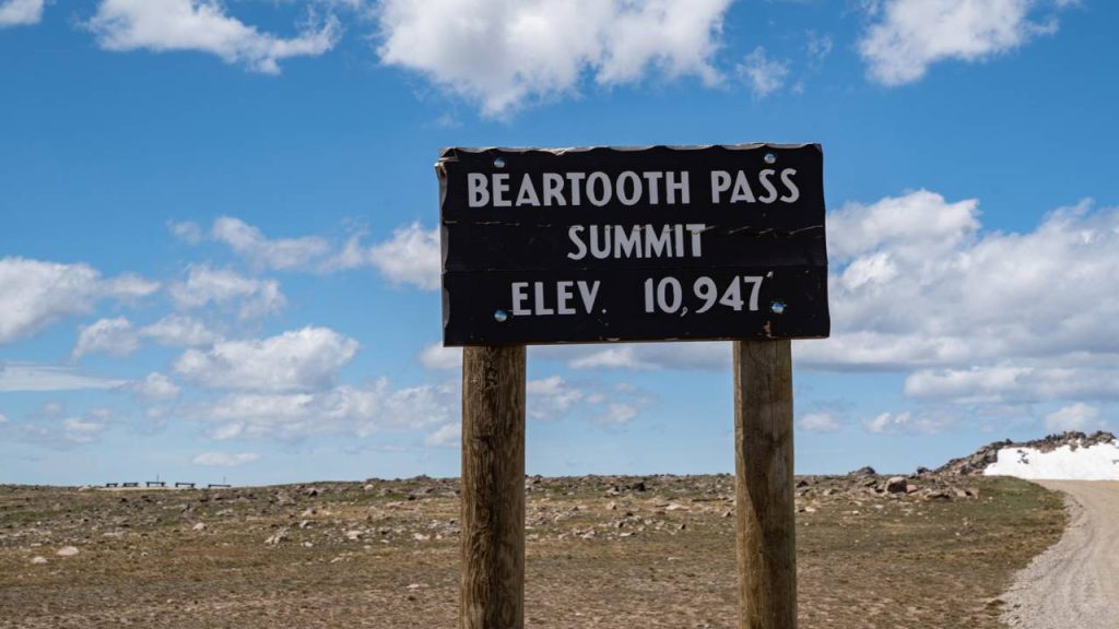 Com 3.337 metros de altitude, a rodovia americana surge como a rota mais cênica para Yellowstone e exige meses de escavação na neve