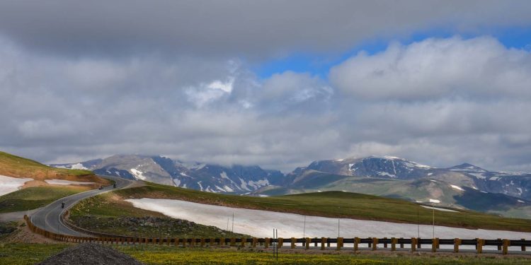 Com 3.337 metros de altitude, a rodovia americana surge como a rota mais cênica para Yellowstone e exige meses de escavação na neve
