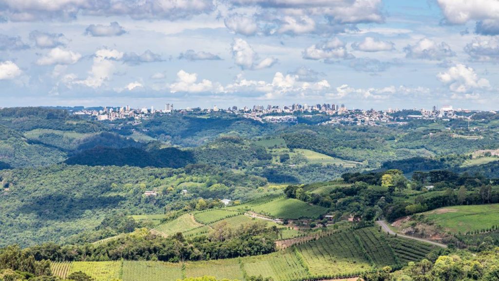 Cidade do interior do RS, situada a 691 metros de altitude, possui colinas cobertas por parreirais e um dos melhores índices de qualidade de vida do Sul