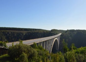Com 216 metros de altura, a ponte Bloukrans abriga o bungee jumping de ponte mais alto do mundo e é um ícone do turismo de aventura africano