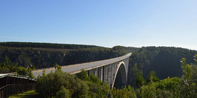 Com 216 metros de altura, a ponte Bloukrans abriga o bungee jumping de ponte mais alto do mundo e é um ícone do turismo de aventura africano