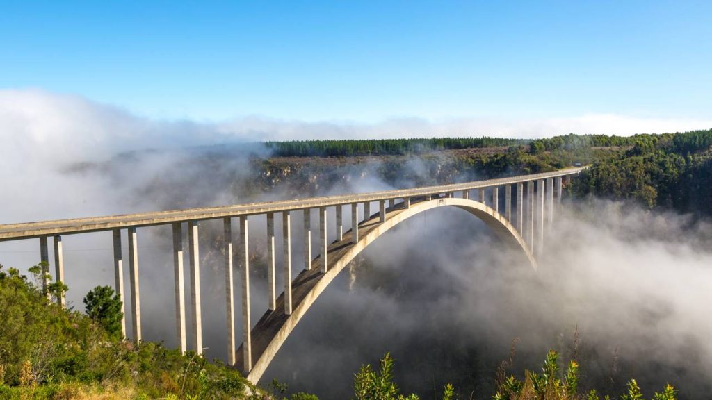 Com 216 metros de altura, a ponte Bloukrans abriga o bungee jumping de ponte mais alto do mundo e é um ícone do turismo de aventura africano
