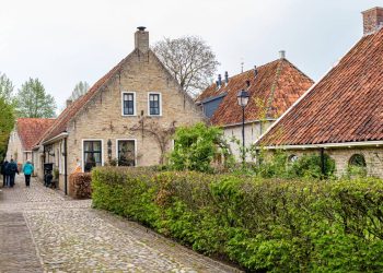 A fortaleza holandesa de 1580 possui o formato de uma estrela perfeita; com seus fossos e baluartes, ela foi desenhada para repelir ataques