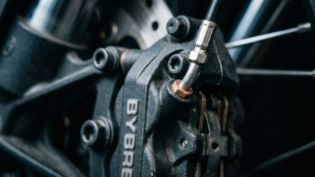 Status de marca alemã por preço de moto comum atrai brasileiros que buscam o sonho da primeira premium