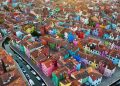 Com suas casas pintadas em cores vibrantes, a ilha italiana surge como um dos destinos mais coloridos e pitorescos de toda a região da lagoa de Veneza