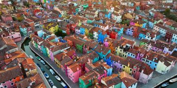 Com suas casas pintadas em cores vibrantes, a ilha italiana surge como um dos destinos mais coloridos e pitorescos de toda a região da lagoa de Veneza