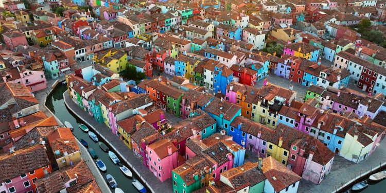 Com suas casas pintadas em cores vibrantes, a ilha italiana surge como um dos destinos mais coloridos e pitorescos de toda a região da lagoa de Veneza