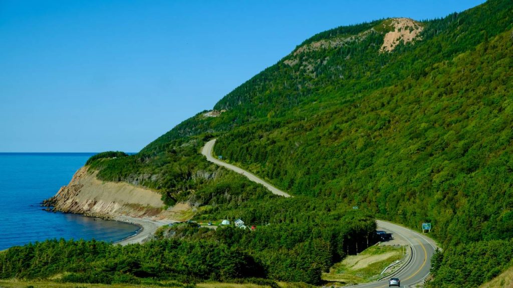 Com 298 km de extensão pela costa canadense, a rodovia cênica surge como uma obra de engenharia em meio a vales e penhascos