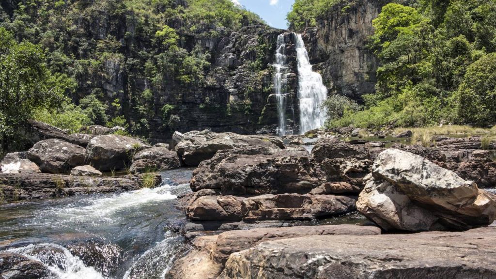 Cidade fundada há 81 anos é a maior do Rio Grande do Sul em parques temáticos, e encanta visitantes com sua cascata de 131 metros de altura em Canela