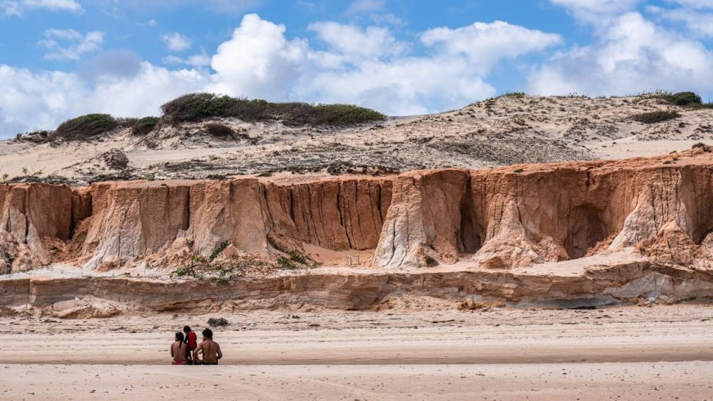Vila do litoral do CE, situada entre dunas e falésias gigantes, tem ventos constantes que a tornam o destino favorito para a prática de kitesurfe