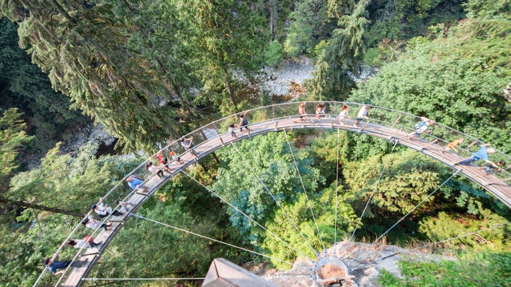 A ponte suspensa canadense possui 137 metros de comprimento sobre o rio Capilano; erguida a 70 metros de altura, ela é um marco da floresta