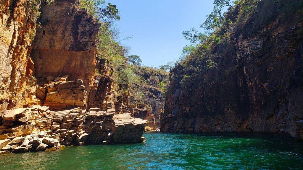 Com paredões de 20 metros e lanchas reguladas pela Marinha, o roteiro em Capitólio revela as águas cristalinas do Lago de Furnas no sudoeste mineiro