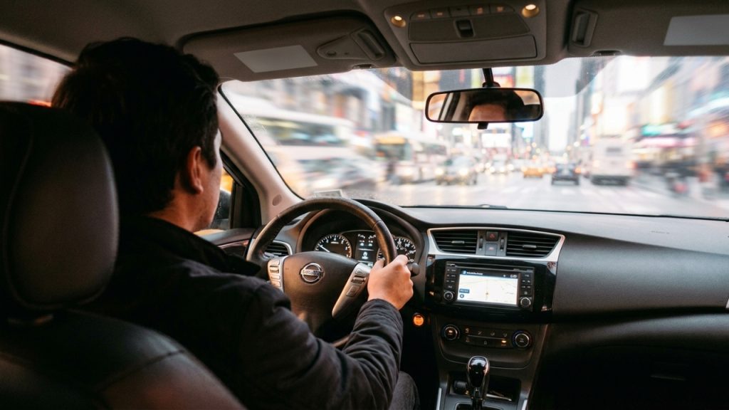 Sedã de luxo com acabamento premium e motor silencioso surge como a alternativa inteligente para quem busca exclusividade no asfalto