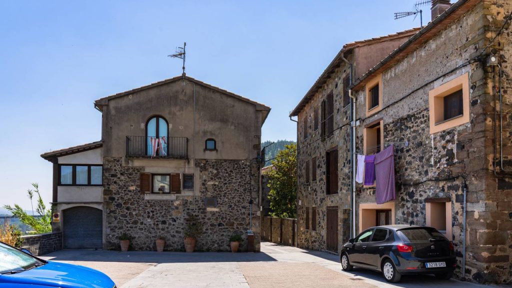 Com um paredão de basalto de 50 metros de altura, a vila espanhola surge como um milagre geológico medieval no topo do precipício