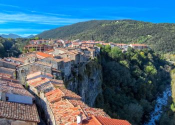 Com um paredão de basalto de 50 metros de altura, a vila espanhola surge como um milagre geológico medieval no topo do precipício