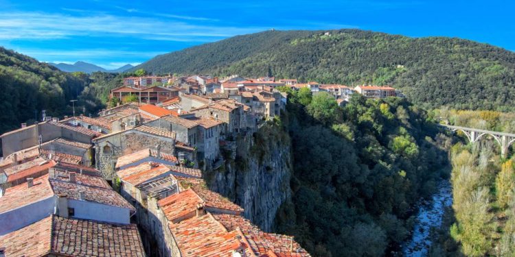 Com um paredão de basalto de 50 metros de altura, a vila espanhola surge como um milagre geológico medieval no topo do precipício