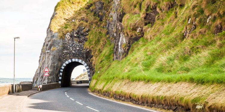 Com 195 km de extensão, a rota costeira na Irlanda surge como um caminho de penhascos e quebra um recorde de engenharia