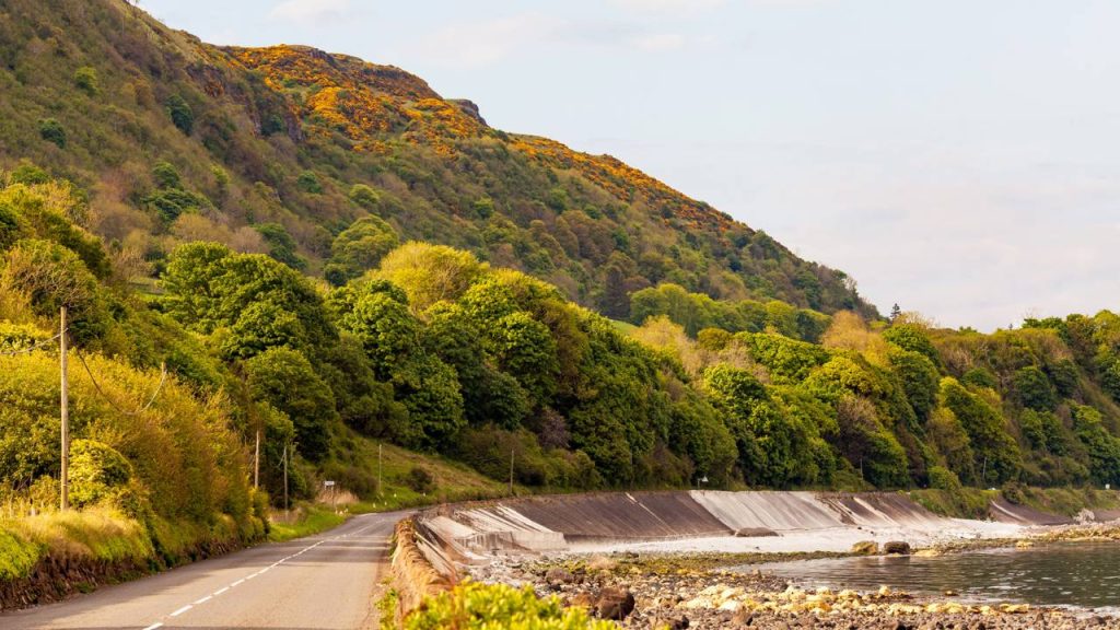 Com 195 km de extensão, a rota costeira na Irlanda surge como um caminho de penhascos e quebra um recorde de engenharia