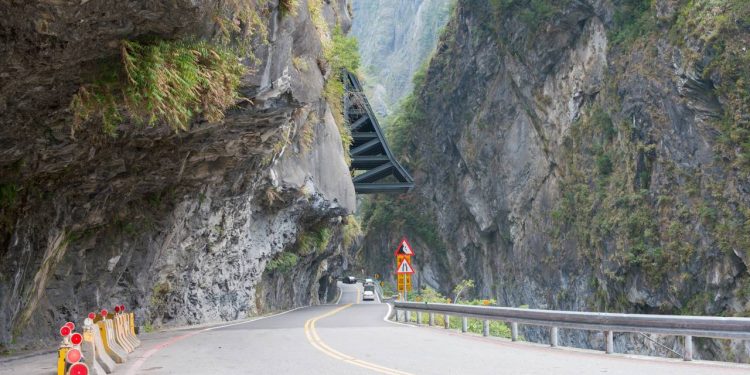 Com 190 km e atingindo 3.275 metros de altitude, a rodovia taiwanesa esculpida em rocha surge como um recorde de engenharia em áreas sísmicas