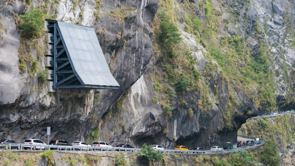 Com 190 km e atingindo 3.275 metros de altitude, a rodovia taiwanesa esculpida em rocha surge como um recorde de engenharia em áreas sísmicas