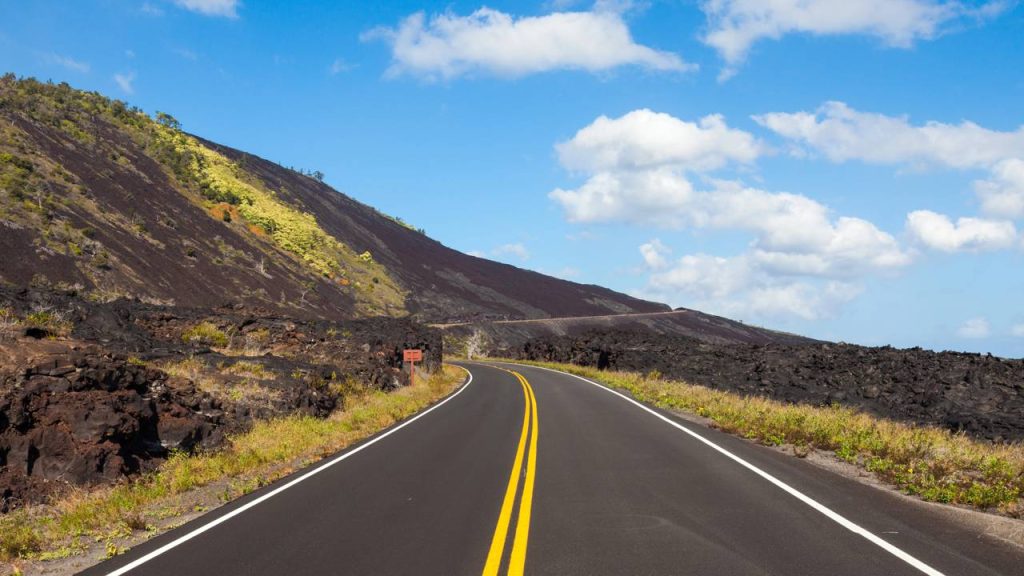 Com seus 30 km de extensão e descendo 1.100 metros até o mar, a rodovia no Havaí termina onde a lava vulcânica de 1986 bloqueou o asfalto de vez