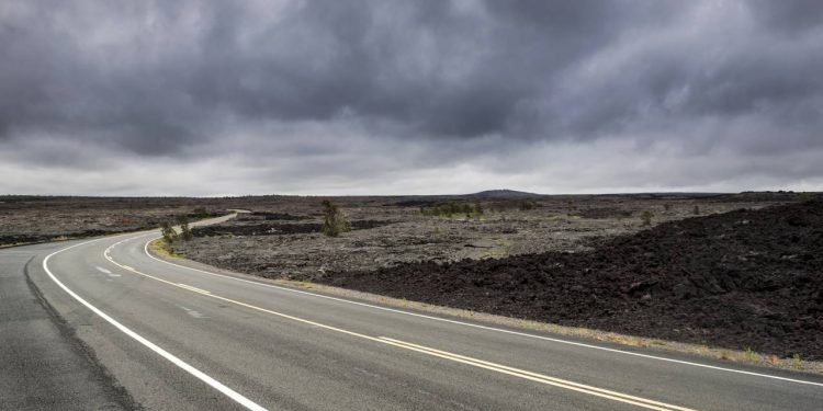 Com seus 30 km de extensão e descendo 1.100 metros até o mar, a rodovia no Havaí termina onde a lava vulcânica de 1986 bloqueou o asfalto de vez
