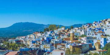 Com suas ruelas em tons de azul profundo, a cidade marroquina fundada em 1471 surge como o refúgio mais fotogênico e pacífico de toda a cordilheira do Rif