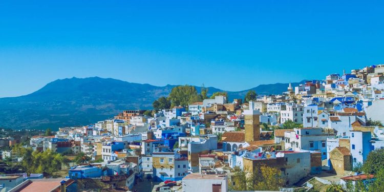 Com suas ruelas em tons de azul profundo, a cidade marroquina fundada em 1471 surge como o refúgio mais fotogênico e pacífico de toda a cordilheira do Rif