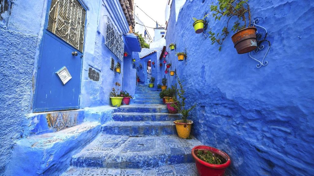 Com suas ruelas em tons de azul profundo, a cidade marroquina fundada em 1471 surge como o refúgio mais fotogênico e pacífico de toda a cordilheira do Rif