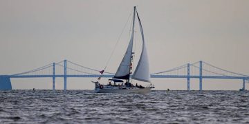 Com 6,9 km de extensão sobre a baía, a ponte dupla em Maryland tem vão que atinge 57 metros de altura e desafia o medo de motoristas com seus vãos