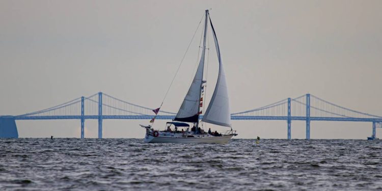 Com 6,9 km de extensão sobre a baía, a ponte dupla em Maryland tem vão que atinge 57 metros de altura e desafia o medo de motoristas com seus vãos