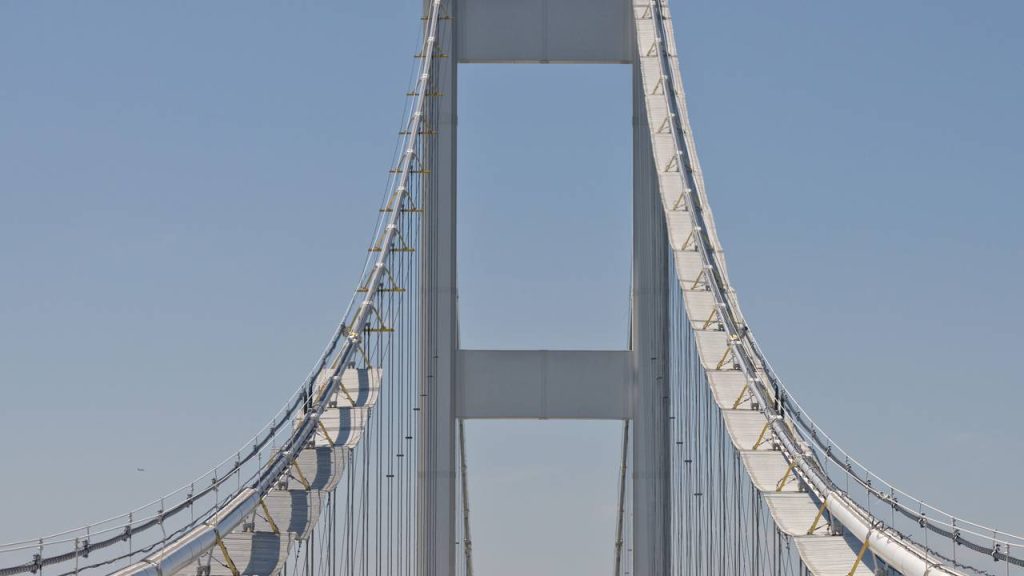 Com 6,9 km de extensão sobre a baía, a ponte dupla em Maryland tem vão que atinge 57 metros de altura e desafia o medo de motoristas com seus vãos