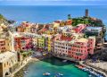 Fundadas no século XI, as cinco aldeias coloridas de Cinque Terre são o destino mais preservado e cênico de toda a costa italiana
