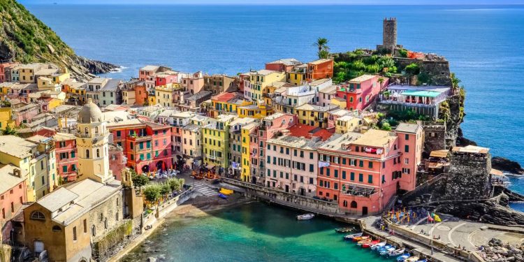 Fundadas no século XI, as cinco aldeias coloridas de Cinque Terre são o destino mais preservado e cênico de toda a costa italiana