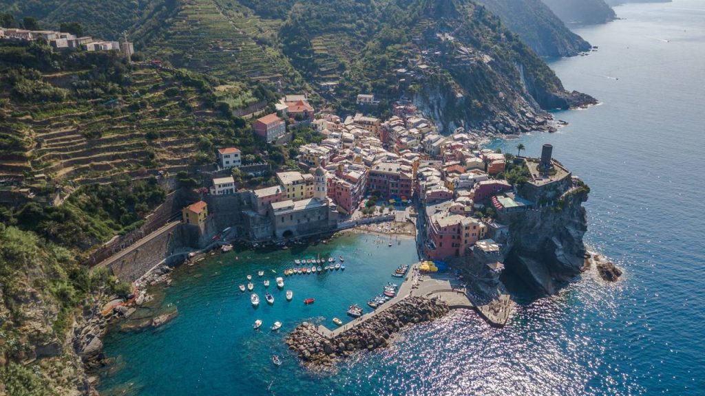 Fundadas no século XI, as cinco aldeias coloridas de Cinque Terre são o destino mais preservado e cênico de toda a costa italiana