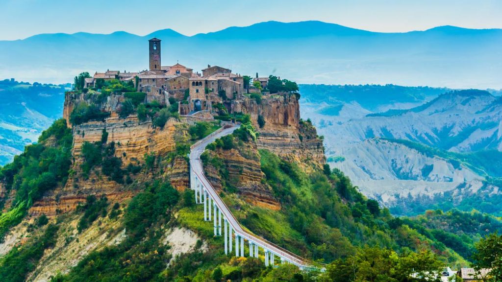 Fundada há 2.500 anos no alto de um abismo, a cidade de Civita di Bagnoregio virou o maior símbolo de resistência contra a erosão