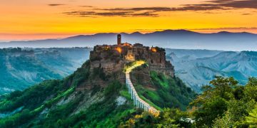 Fundada há 2.500 anos no alto de um abismo, a cidade de Civita di Bagnoregio virou o maior símbolo de resistência contra a erosão